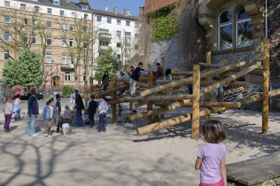 Place zabaw dla małych i dużych - trwałość w zgodzie z naturą oraz najwyższymi normami bezpieczeństwa